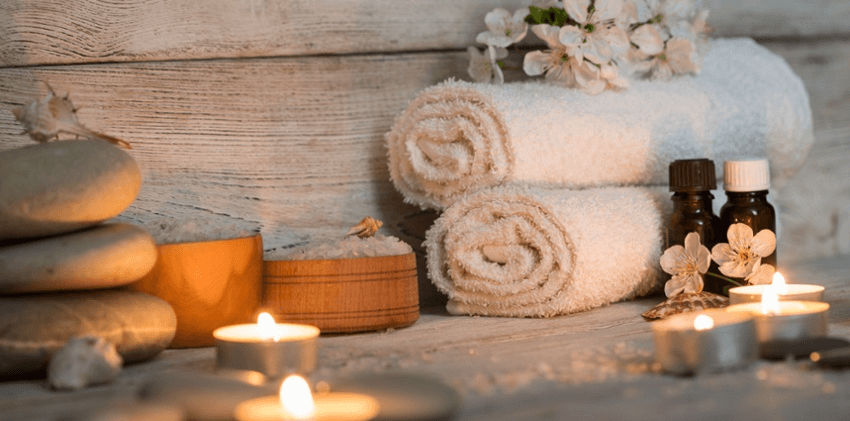 Relaxační prostředí studia Masáže Sára v Jaroměřicích nad Rokytnou - dřevěný interiér s masážním stolem